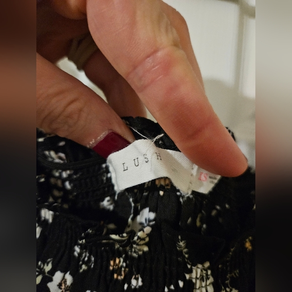 NWOT‎ Lush Floral Romper Size XSmall - Picture 3 of 4